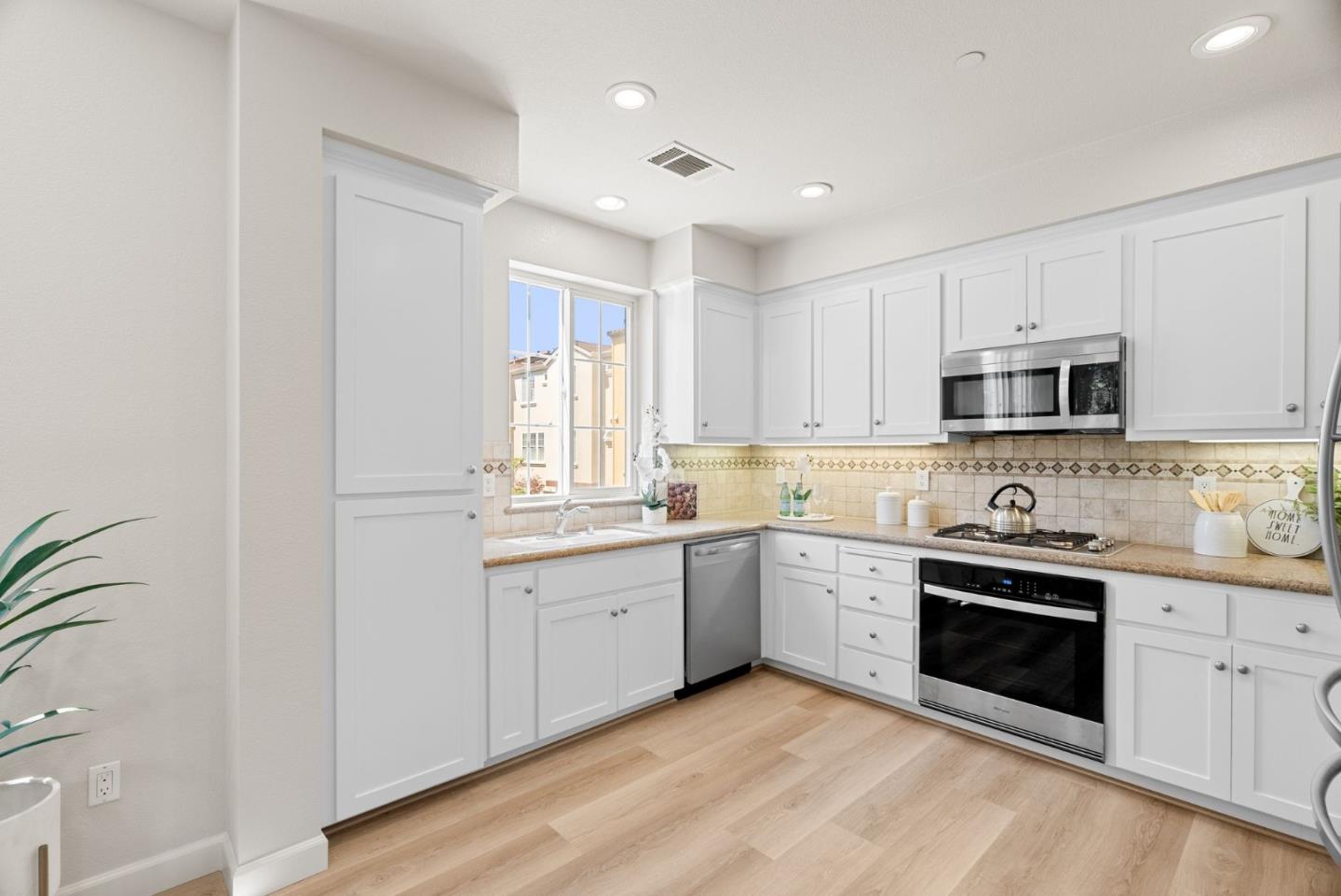 Detail Gallery Image 19 of 54 For 4064 Rivermark Pkwy, Santa Clara,  CA 95054 - 3 Beds | 2/1 Baths