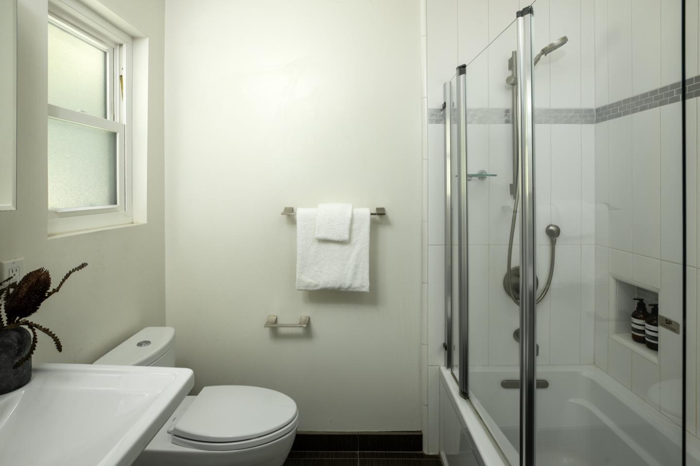 Detail Gallery Image 15 of 22 For 1340 View Haven Rd, Hillsborough,  CA 94010 - 5 Beds | 4/1 Baths