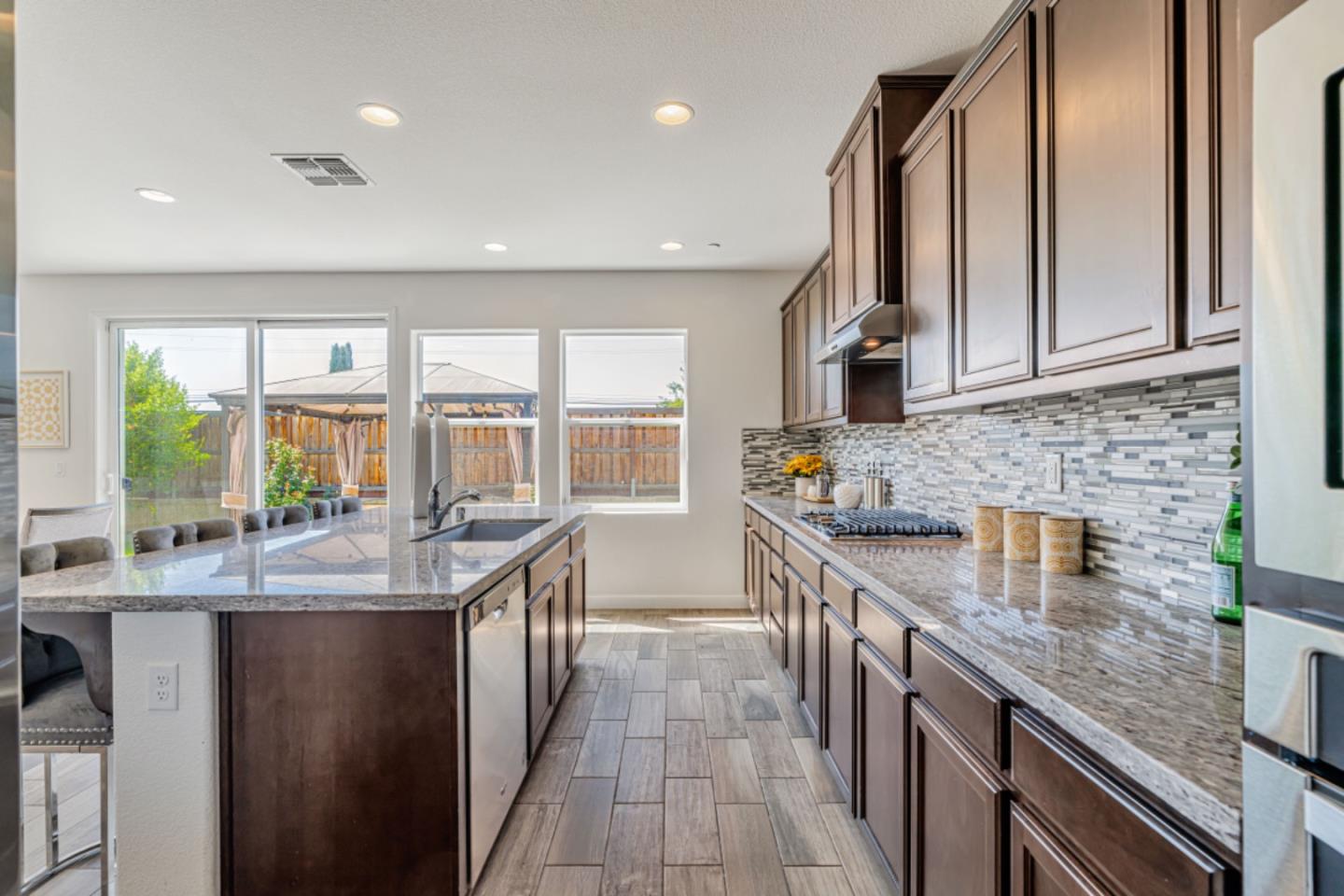 Detail Gallery Image 10 of 43 For 1798 Ponderosa Dr, Tracy,  CA 95376 - 4 Beds | 3 Baths