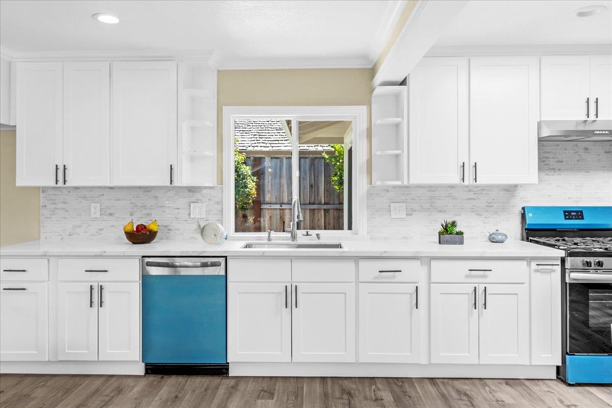 Detail Gallery Image 13 of 40 For 31 La Mirada Ct, Salinas,  CA 93901 - 4 Beds | 3 Baths