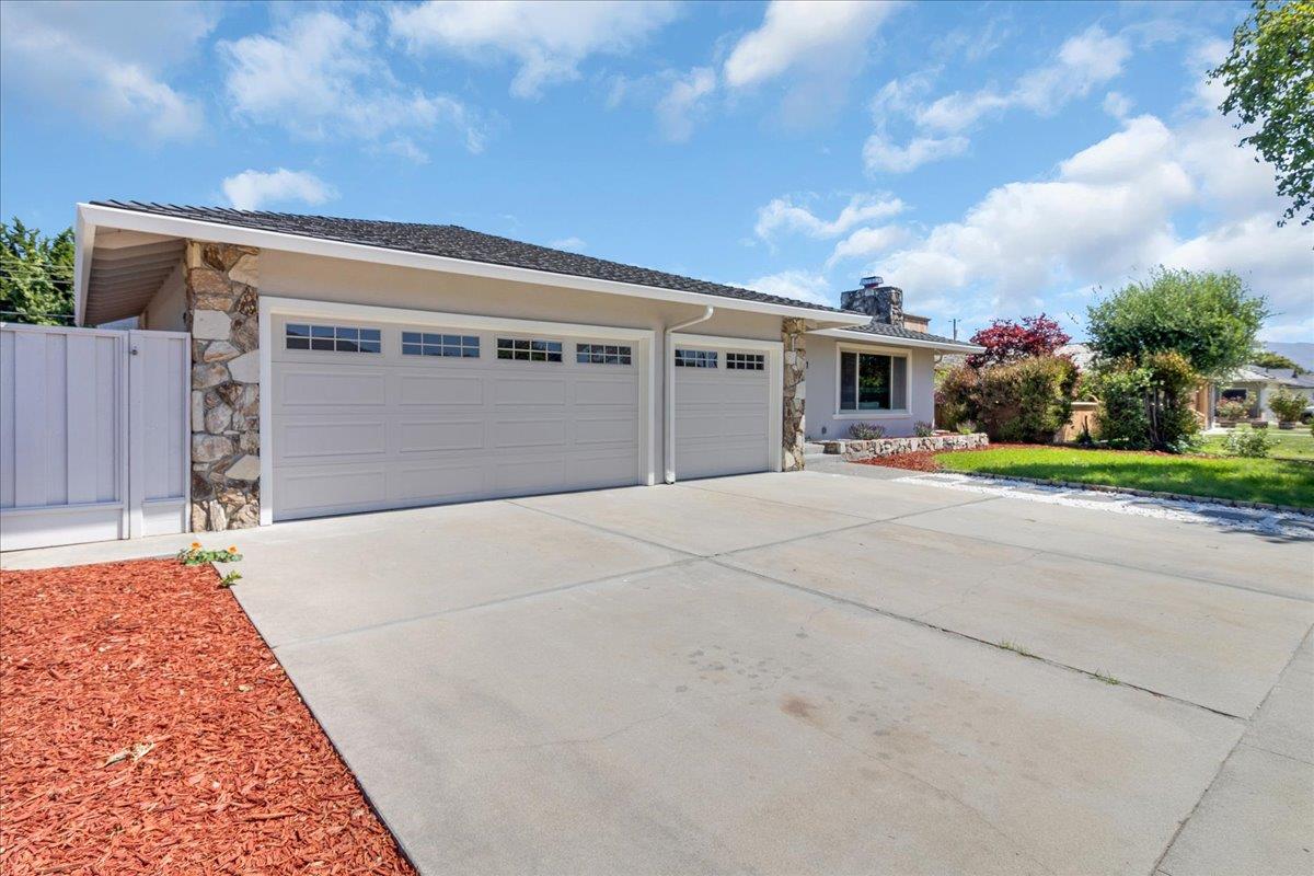 Detail Gallery Image 3 of 40 For 31 La Mirada Ct, Salinas,  CA 93901 - 4 Beds | 3 Baths