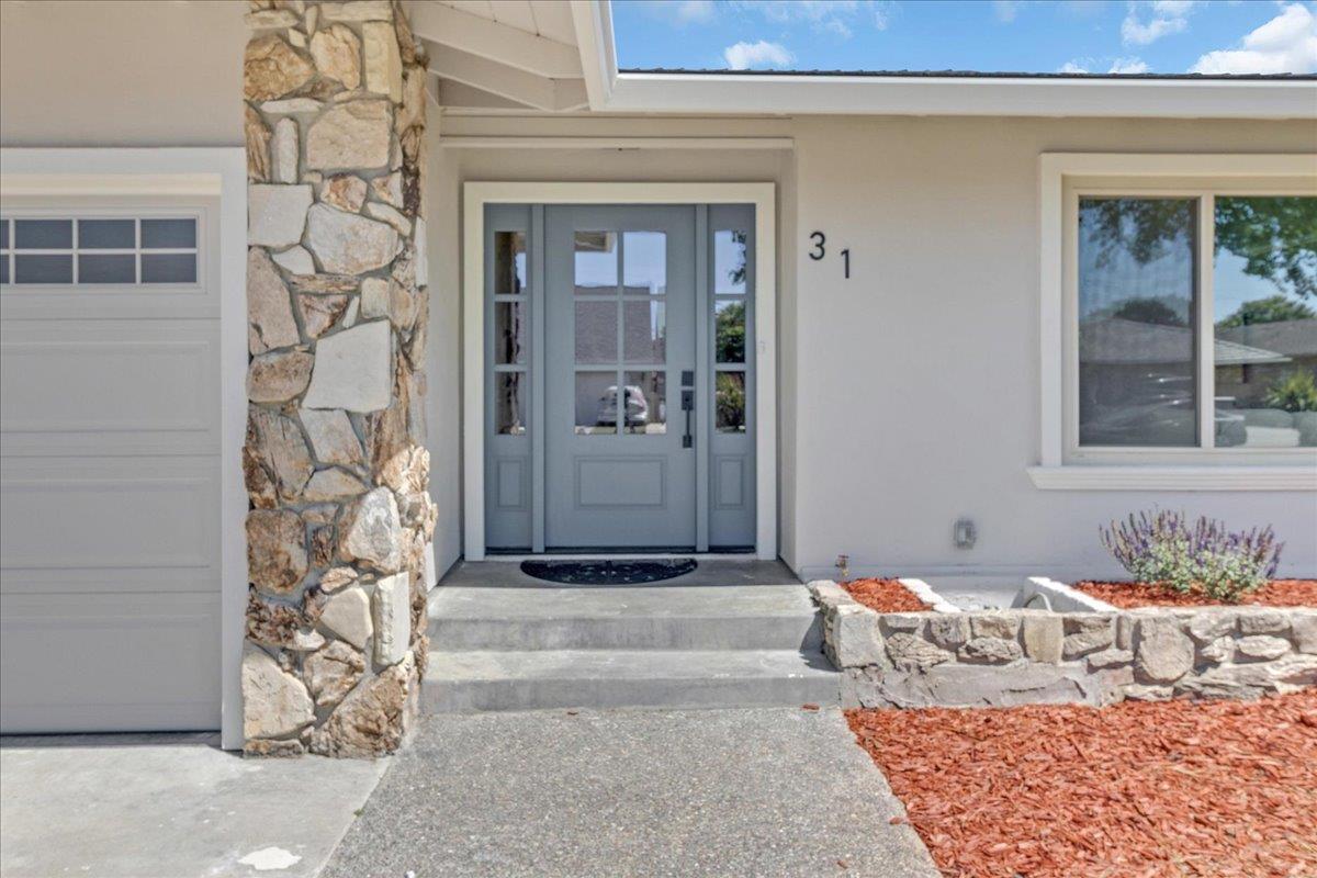 Detail Gallery Image 4 of 40 For 31 La Mirada Ct, Salinas,  CA 93901 - 4 Beds | 3 Baths