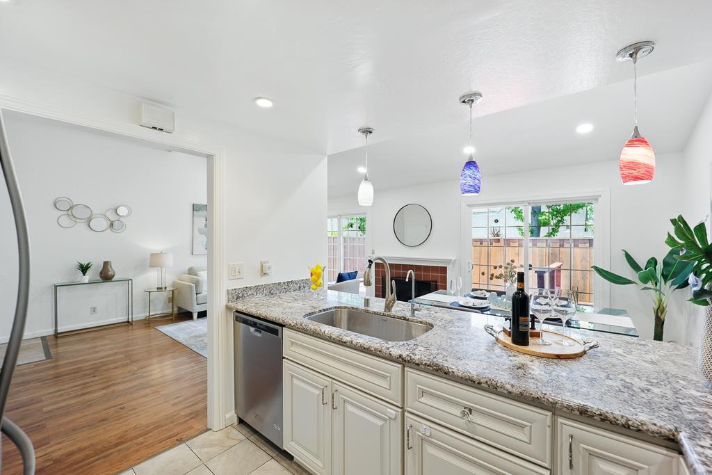 Detail Gallery Image 12 of 41 For 20245 Northglen Sq, Cupertino,  CA 95014 - 2 Beds | 2 Baths