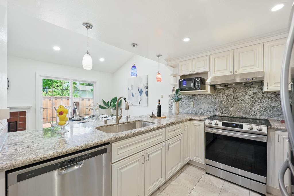 Detail Gallery Image 13 of 41 For 20245 Northglen Sq, Cupertino,  CA 95014 - 2 Beds | 2 Baths