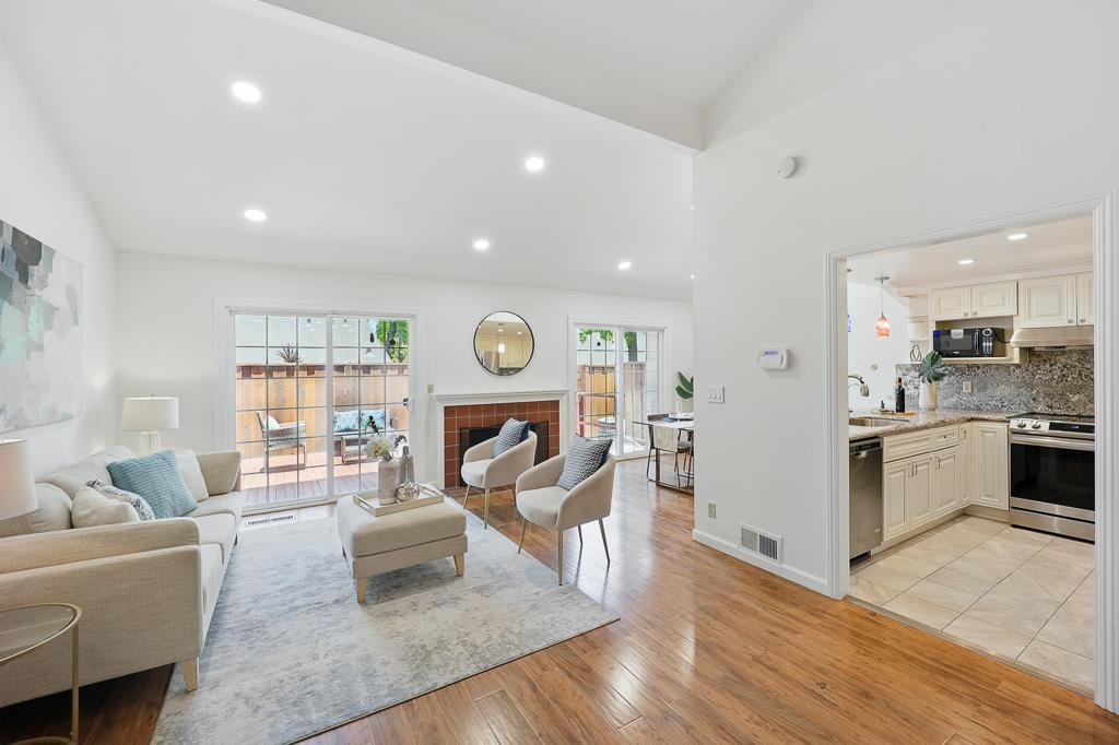 Detail Gallery Image 2 of 41 For 20245 Northglen Sq, Cupertino,  CA 95014 - 2 Beds | 2 Baths