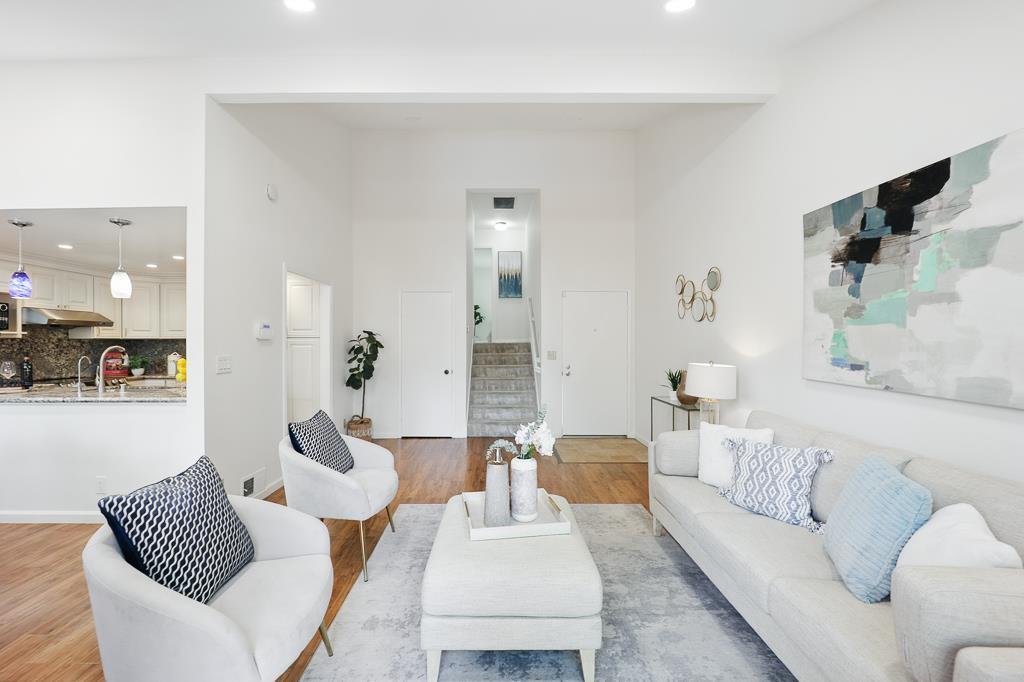 Detail Gallery Image 4 of 41 For 20245 Northglen Sq, Cupertino,  CA 95014 - 2 Beds | 2 Baths