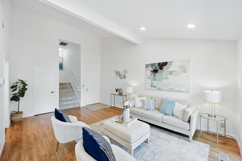 Detail Gallery Image 5 of 41 For 20245 Northglen Sq, Cupertino,  CA 95014 - 2 Beds | 2 Baths