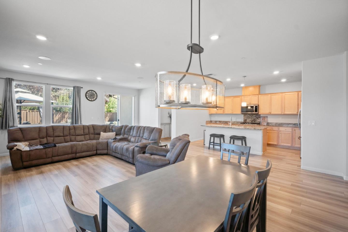 Detail Gallery Image 11 of 41 For 2741 Grayson St, Hollister,  CA 95023 - 4 Beds | 2 Baths