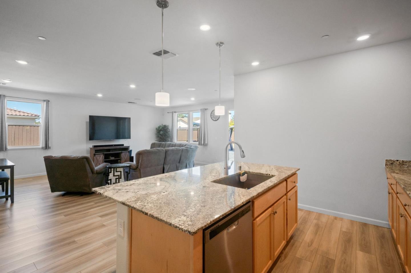 Detail Gallery Image 7 of 41 For 2741 Grayson St, Hollister,  CA 95023 - 4 Beds | 2 Baths