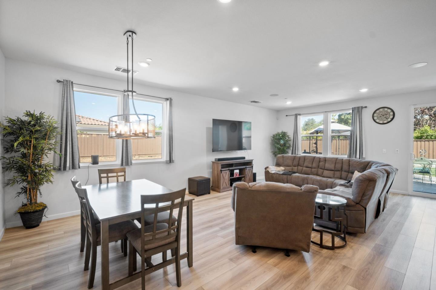 Detail Gallery Image 8 of 41 For 2741 Grayson St, Hollister,  CA 95023 - 4 Beds | 2 Baths
