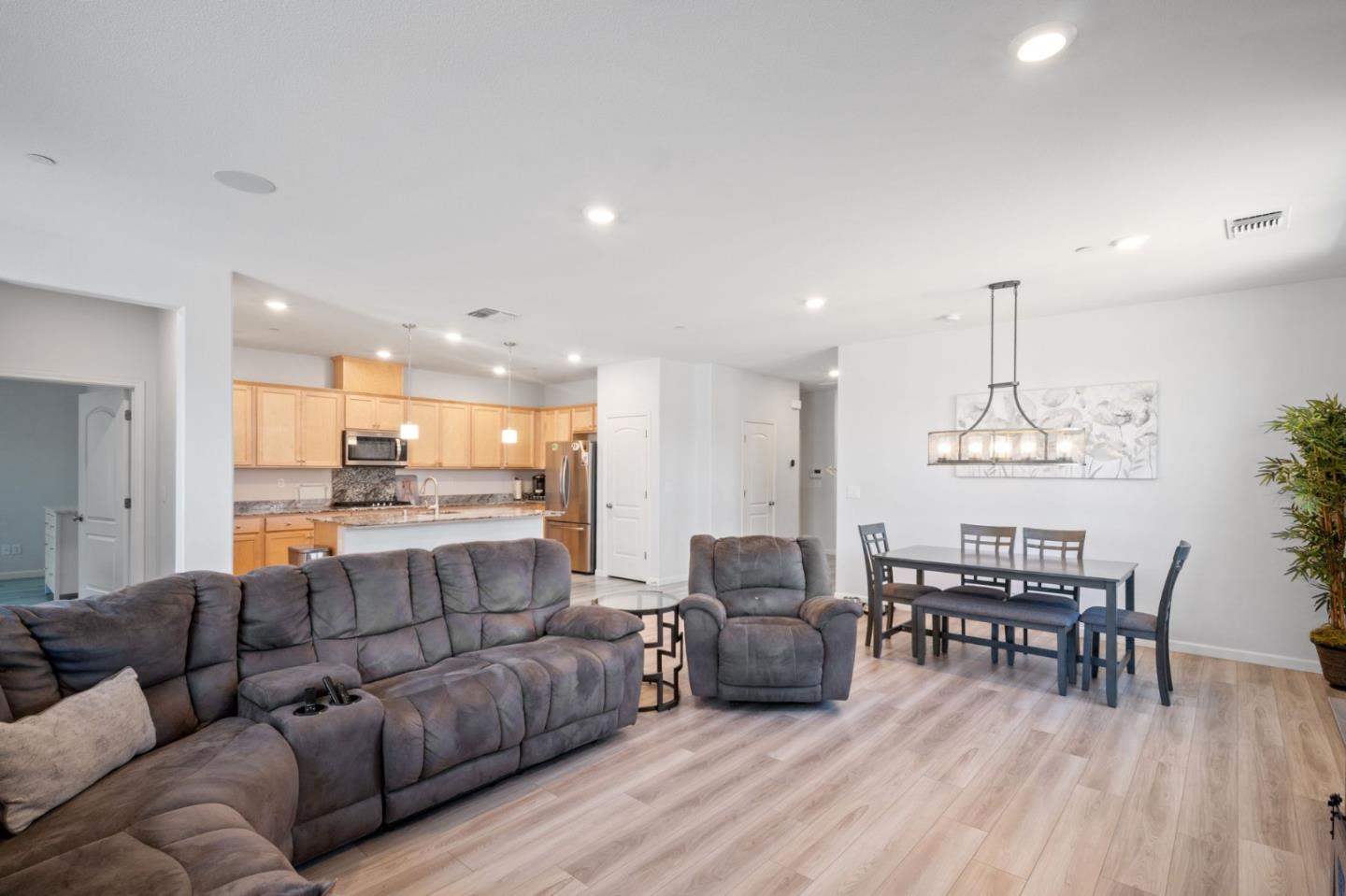 Detail Gallery Image 9 of 41 For 2741 Grayson St, Hollister,  CA 95023 - 4 Beds | 2 Baths