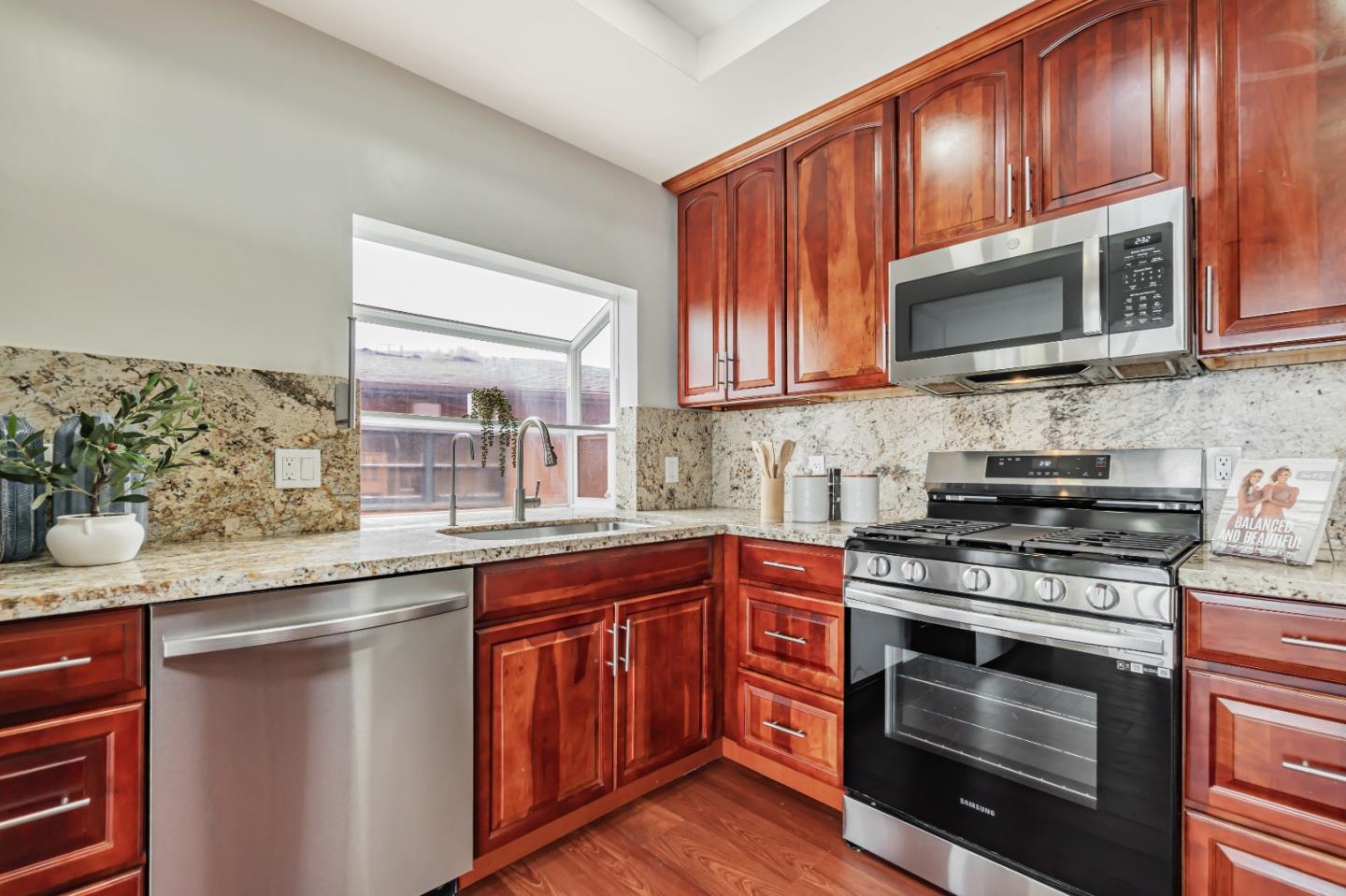 Detail Gallery Image 21 of 70 For 20 Palisades Dr, Daly City,  CA 94015 - 3 Beds | 2 Baths