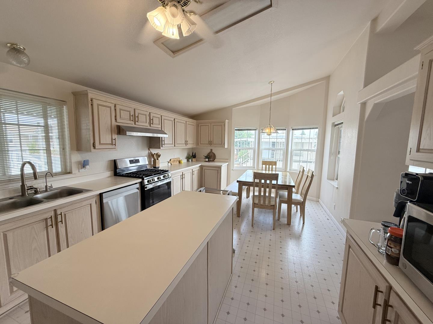 Detail Gallery Image 10 of 30 For 5770 Winfield #122,  San Jose,  CA 95123 - 3 Beds | 2 Baths