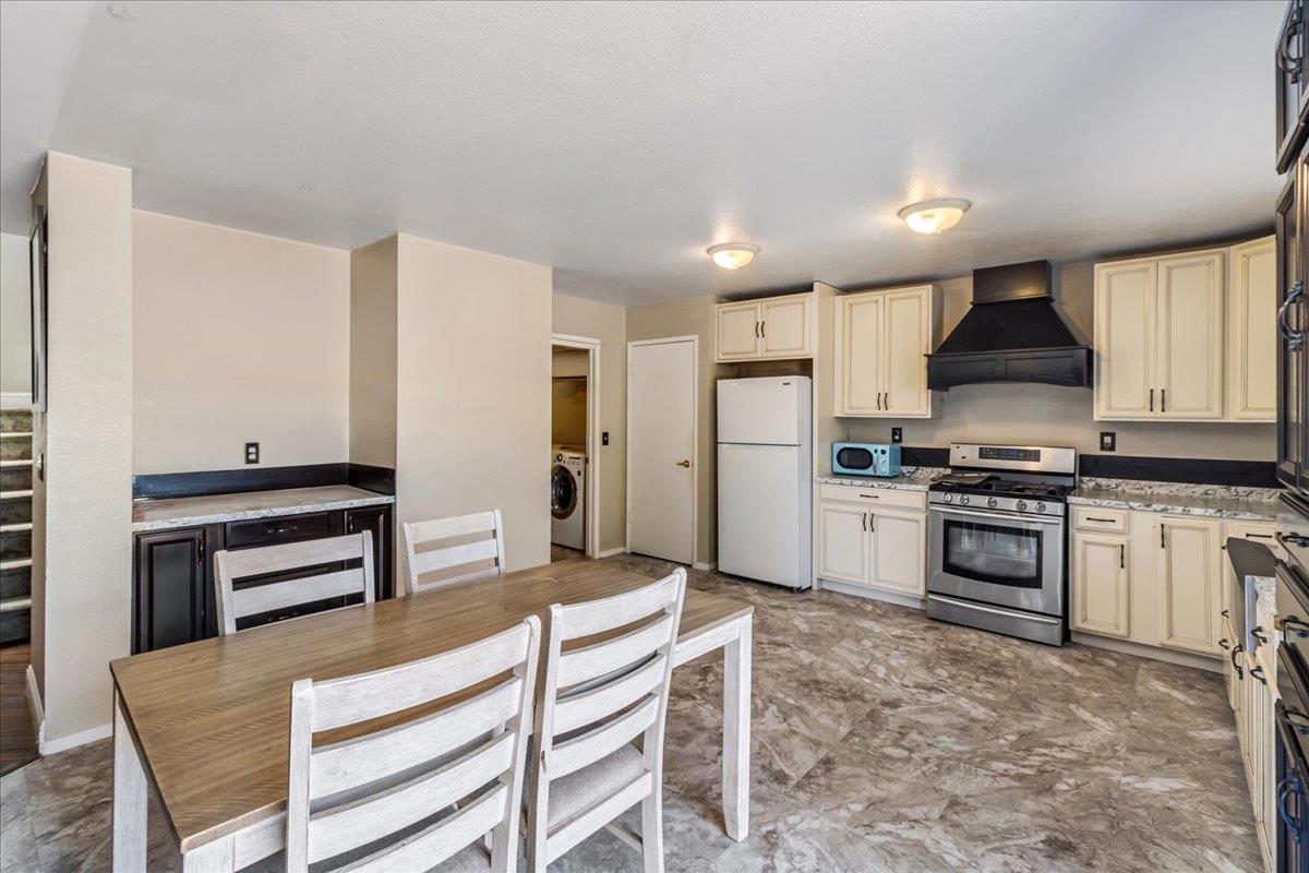 Detail Gallery Image 6 of 20 For 1037 Vista Ave, Soledad,  CA 93960 - 4 Beds | 2/1 Baths