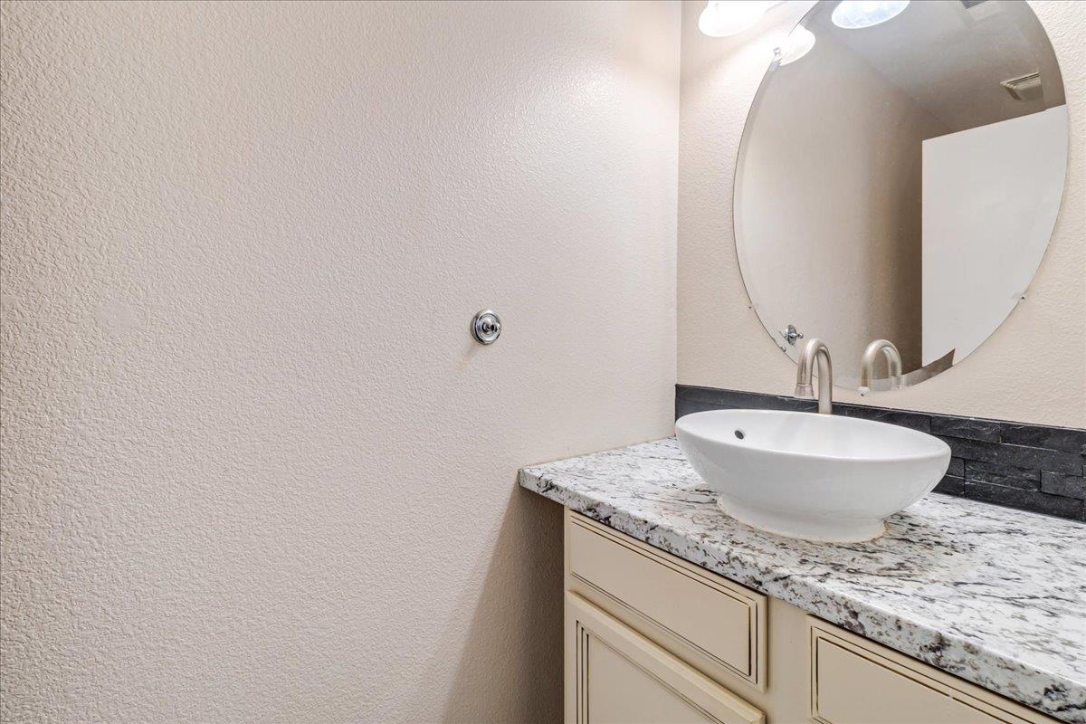 Detail Gallery Image 8 of 20 For 1037 Vista Ave, Soledad,  CA 93960 - 4 Beds | 2/1 Baths