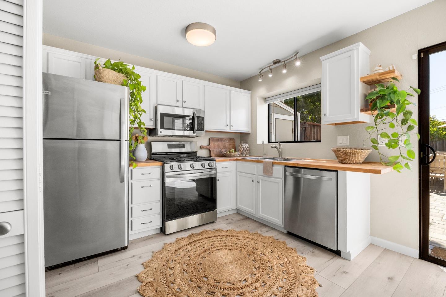 Detail Gallery Image 10 of 46 For 1525 Leila Ct, Santa Cruz,  CA 95062 - 2 Beds | 1 Baths