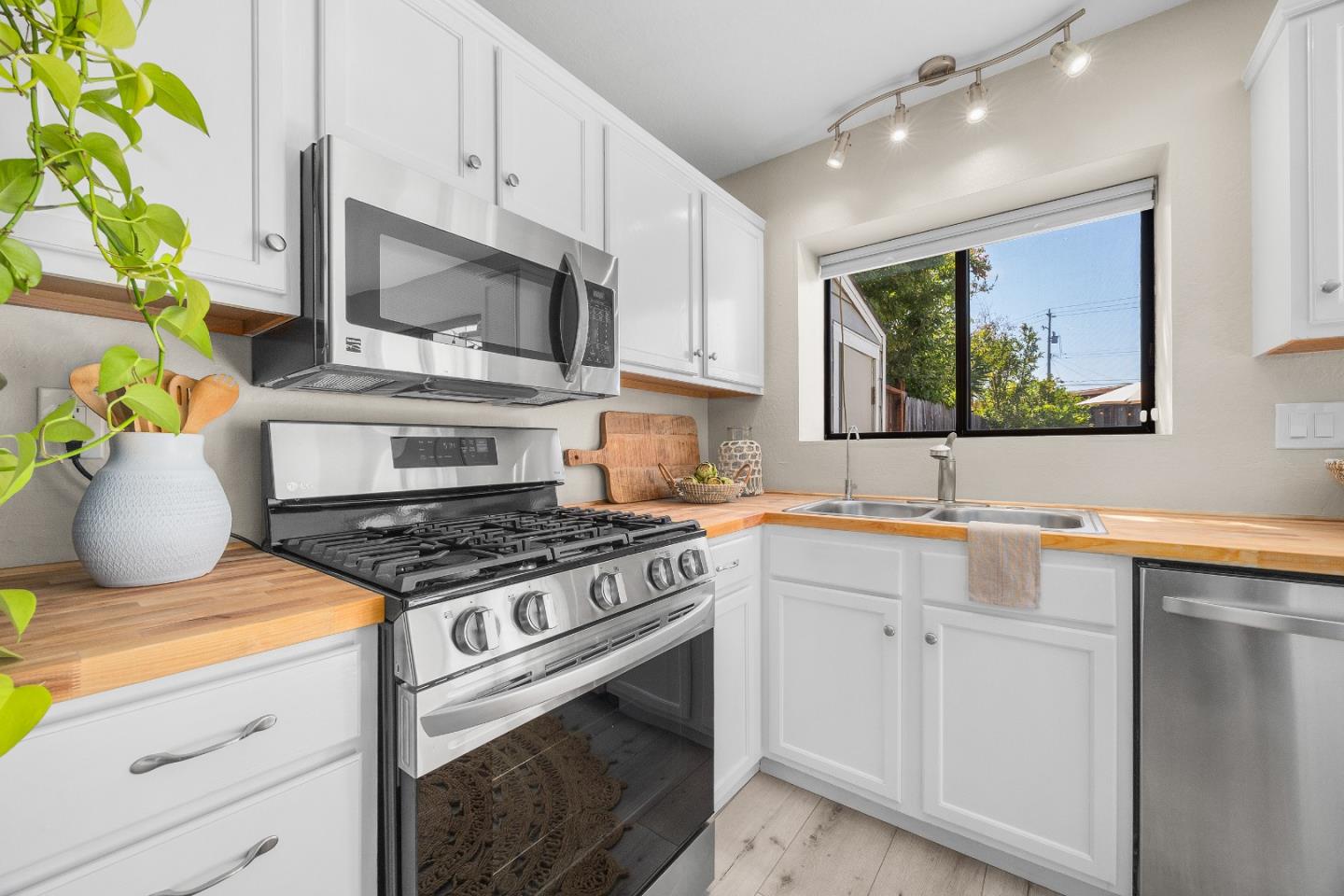 Detail Gallery Image 14 of 46 For 1525 Leila Ct, Santa Cruz,  CA 95062 - 2 Beds | 1 Baths