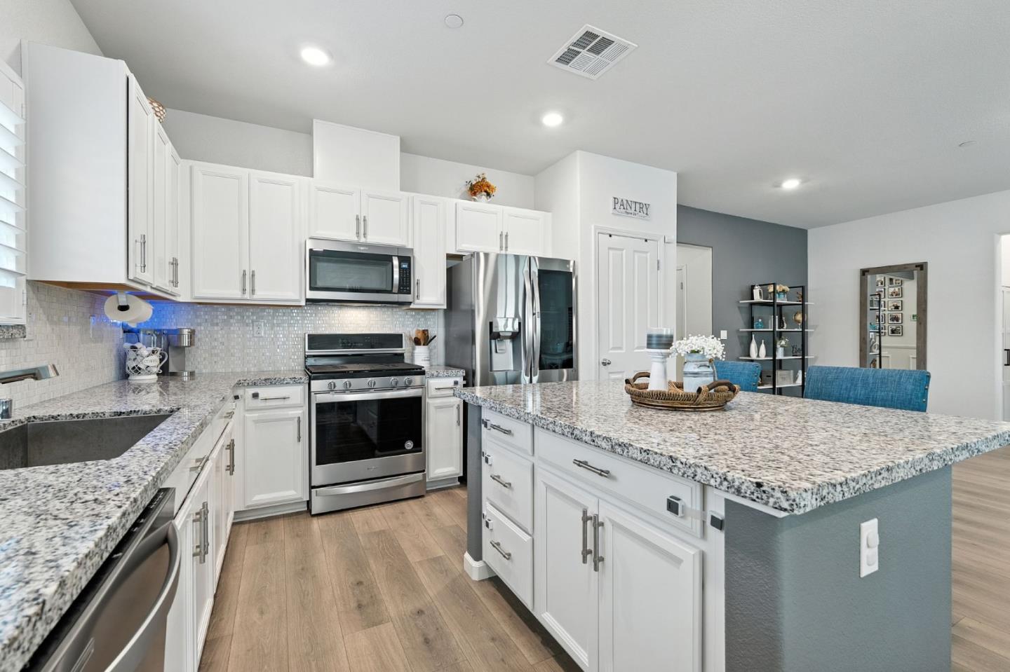 Detail Gallery Image 10 of 35 For 3826 Fong Ranch Rd, Sacramento,  CA 95834 - 4 Beds | 2 Baths