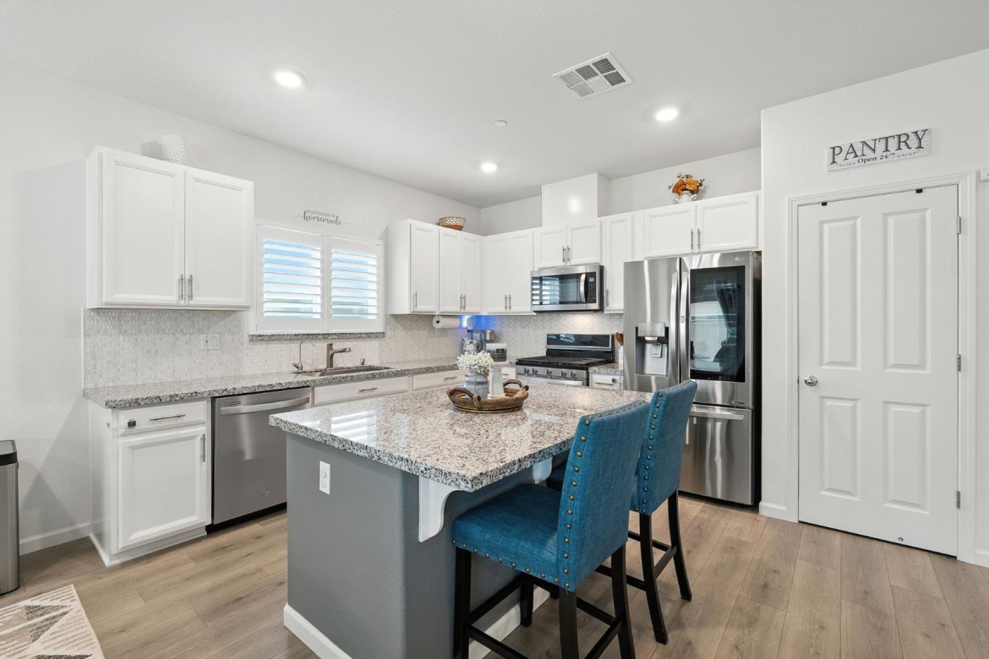 Detail Gallery Image 9 of 35 For 3826 Fong Ranch Rd, Sacramento,  CA 95834 - 4 Beds | 2 Baths