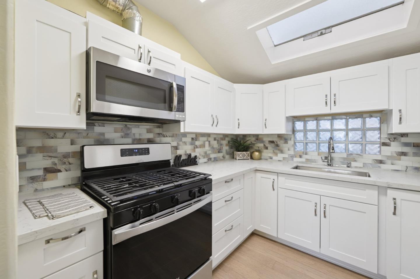 Detail Gallery Image 10 of 67 For 552 14th Ave, Santa Cruz,  CA 95062 - 2 Beds | 1 Baths