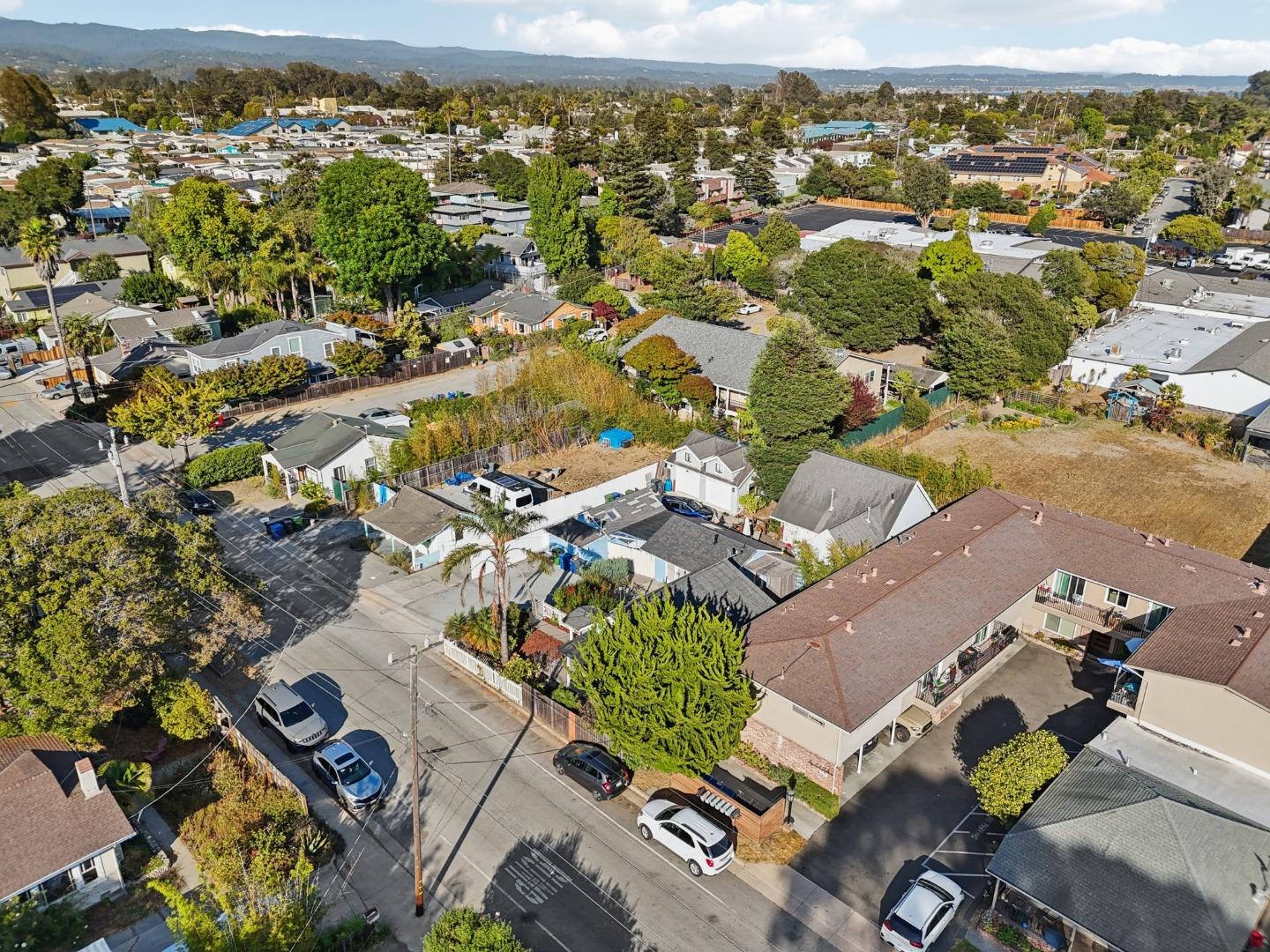 Detail Gallery Image 60 of 67 For 552 14th Ave, Santa Cruz,  CA 95062 - 2 Beds | 1 Baths