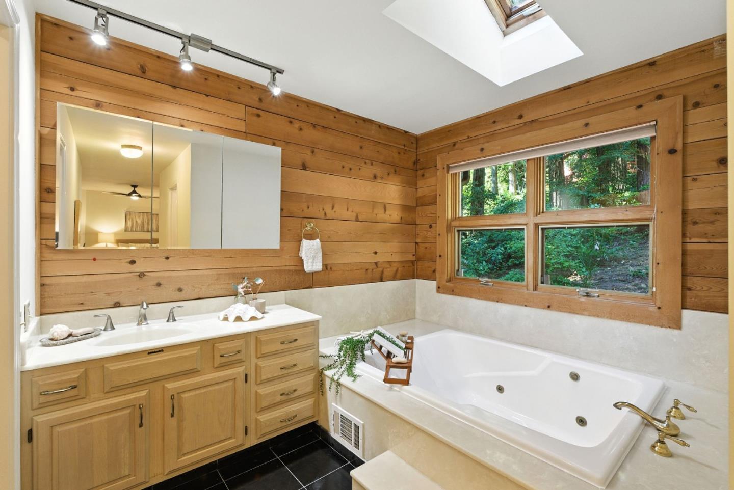 Detail Gallery Image 27 of 60 For 13890 Skyline Blvd, Woodside,  CA 94062 - 4 Beds | 3 Baths