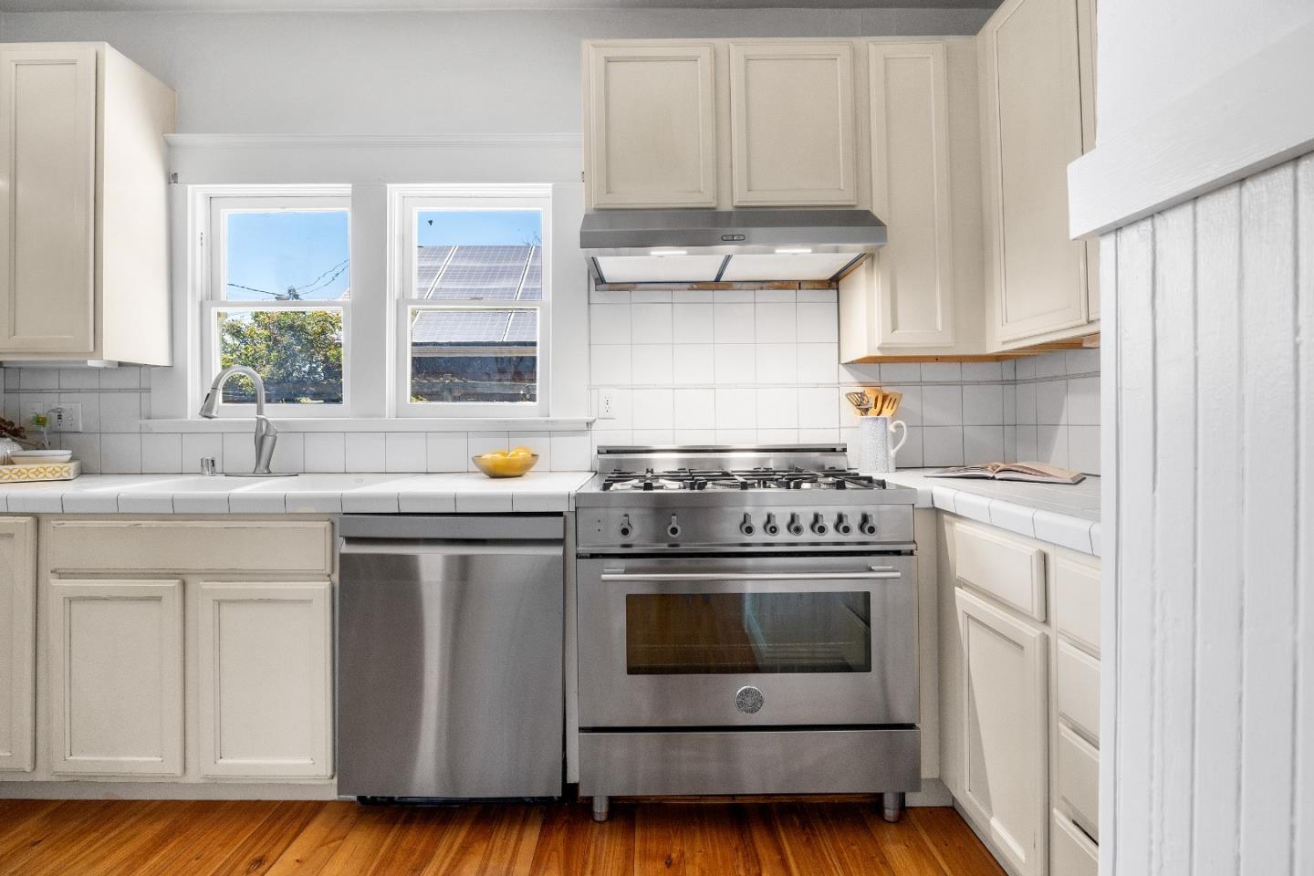 Detail Gallery Image 10 of 46 For 1124 Laurel St, Santa Cruz,  CA 95060 - 3 Beds | 2 Baths