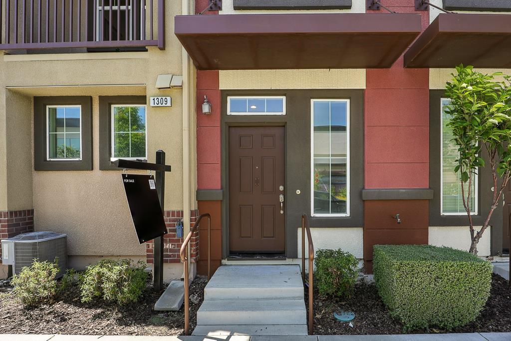 Detail Gallery Image 2 of 37 For 1309 Mercado Way, San Jose,  CA 95131 - 2 Beds | 2 Baths