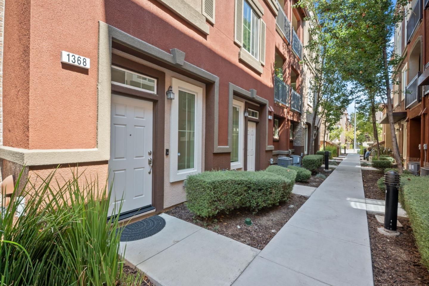 Detail Gallery Image 3 of 26 For 1368 Neleigh Pl, San Jose,  CA 95131 - 2 Beds | 2 Baths