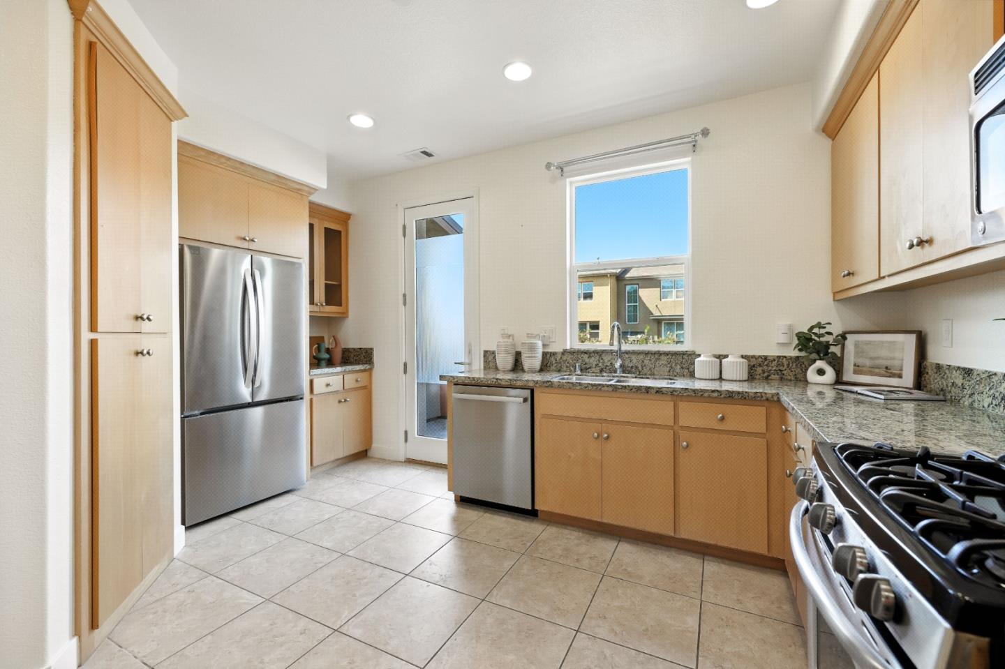 Detail Gallery Image 16 of 63 For 930 Highland Ter, Sunnyvale,  CA 94085 - 2 Beds | 2/1 Baths