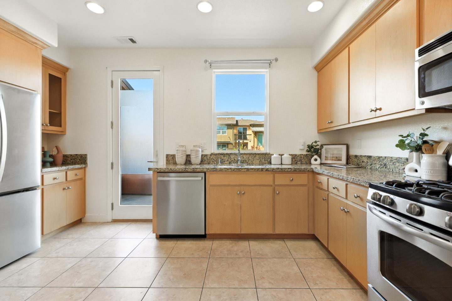 Detail Gallery Image 20 of 63 For 930 Highland Ter, Sunnyvale,  CA 94085 - 2 Beds | 2/1 Baths