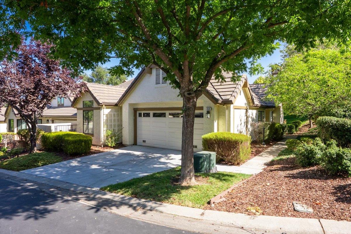 Detail Gallery Image 2 of 13 For 7676 Helmsdale Dr, San Jose,  CA 95135 - 2 Beds | 2 Baths