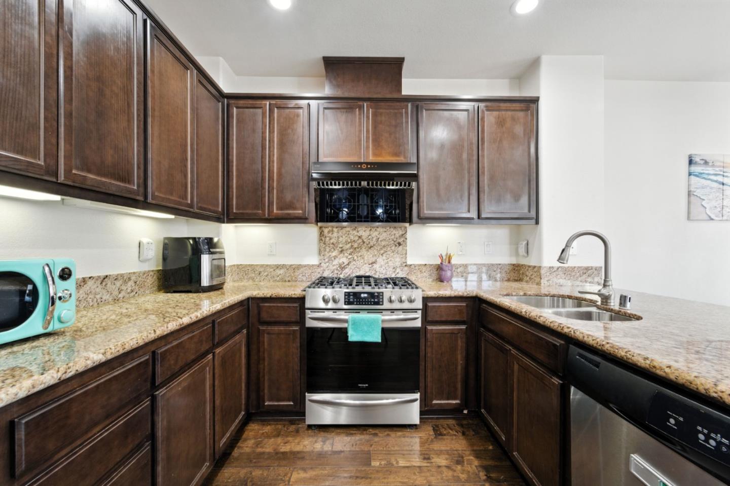 Detail Gallery Image 11 of 26 For 1201 S Hummingbird Ln, San Mateo,  CA 94402 - 2 Beds | 2/1 Baths