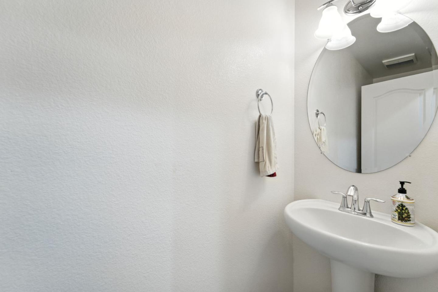 Detail Gallery Image 14 of 26 For 1201 S Hummingbird Ln, San Mateo,  CA 94402 - 2 Beds | 2/1 Baths