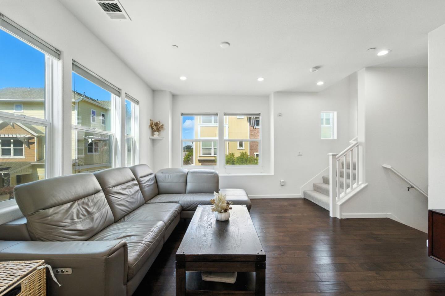 Detail Gallery Image 5 of 26 For 1201 S Hummingbird Ln, San Mateo,  CA 94402 - 2 Beds | 2/1 Baths