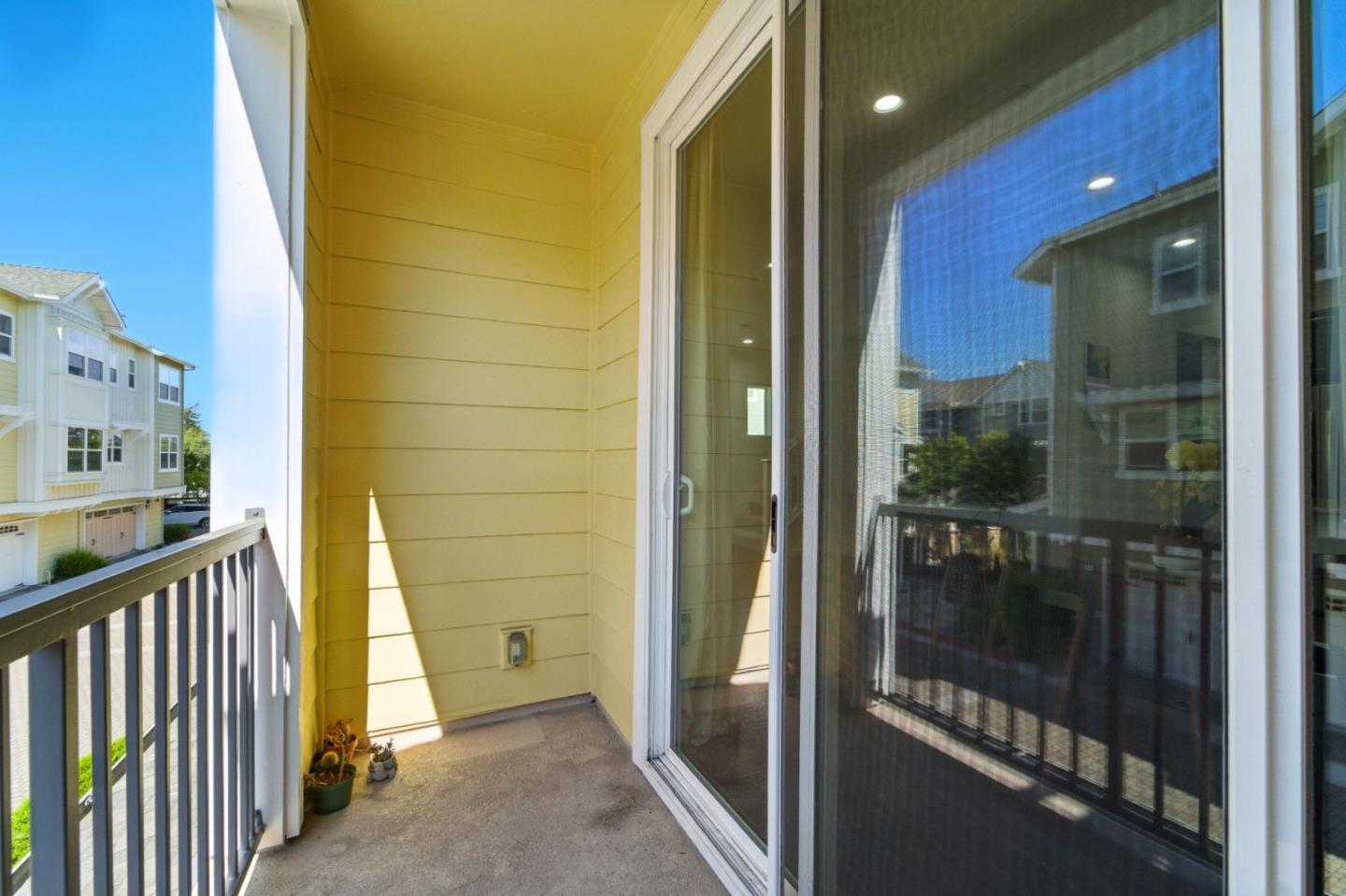 Detail Gallery Image 9 of 26 For 1201 S Hummingbird Ln, San Mateo,  CA 94402 - 2 Beds | 2/1 Baths