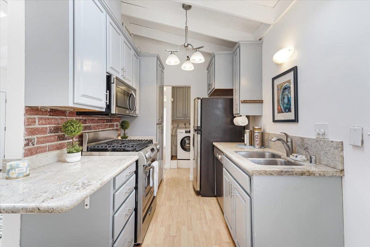 Detail Gallery Image 14 of 43 For 342 Wilkes Cir, Santa Cruz,  CA 95060 - 3 Beds | 2 Baths