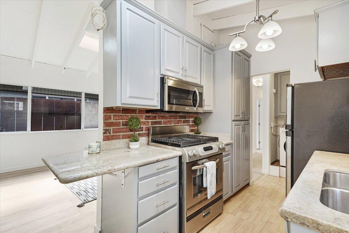 Detail Gallery Image 15 of 43 For 342 Wilkes Cir, Santa Cruz,  CA 95060 - 3 Beds | 2 Baths