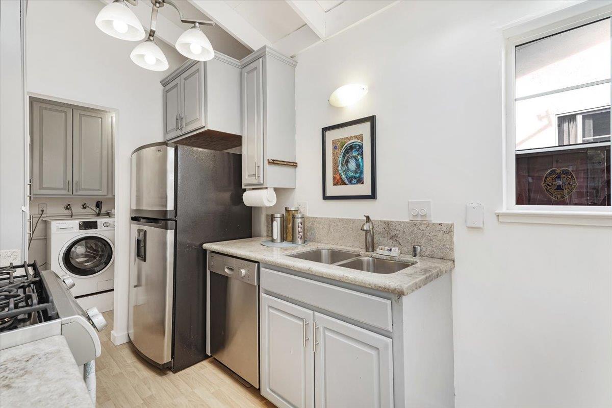 Detail Gallery Image 16 of 43 For 342 Wilkes Cir, Santa Cruz,  CA 95060 - 3 Beds | 2 Baths