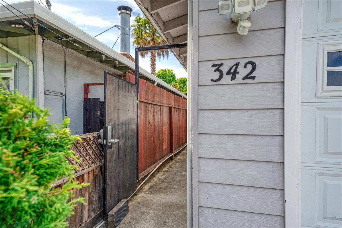 Detail Gallery Image 3 of 43 For 342 Wilkes Cir, Santa Cruz,  CA 95060 - 3 Beds | 2 Baths