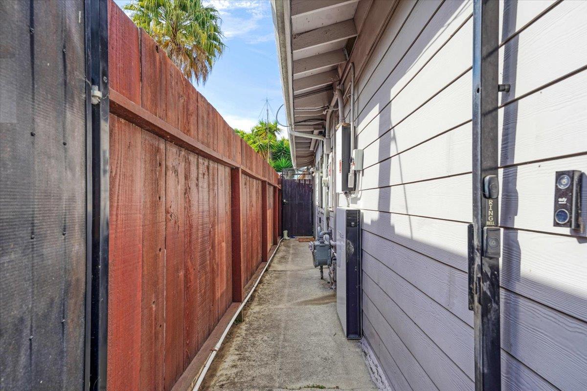 Detail Gallery Image 4 of 43 For 342 Wilkes Cir, Santa Cruz,  CA 95060 - 3 Beds | 2 Baths