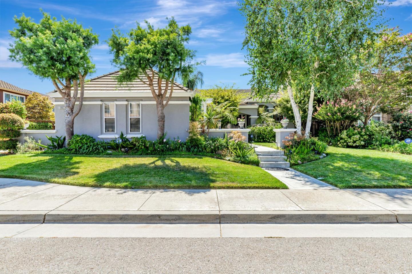 Detail Gallery Image 2 of 73 For 19087 Ravenswood Ct, Morgan Hill,  CA 95037 - 3 Beds | 2/1 Baths