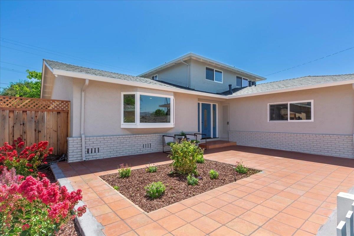 Detail Gallery Image 4 of 47 For 1744 Lark Ln, Sunnyvale,  CA 94087 - 4 Beds | 3 Baths