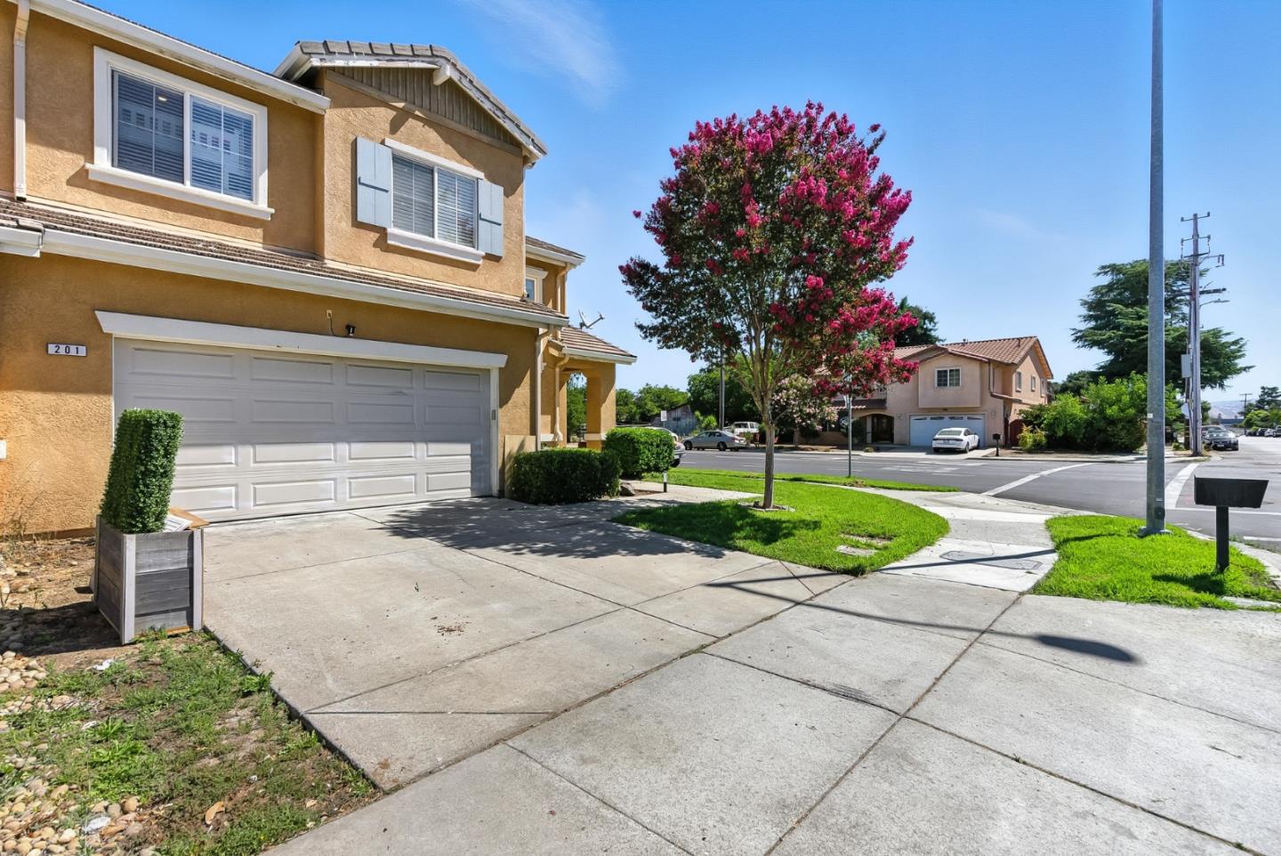 Detail Gallery Image 2 of 18 For 201 Ronan Ave, Gilroy,  CA 95020 - 3 Beds | 2/1 Baths