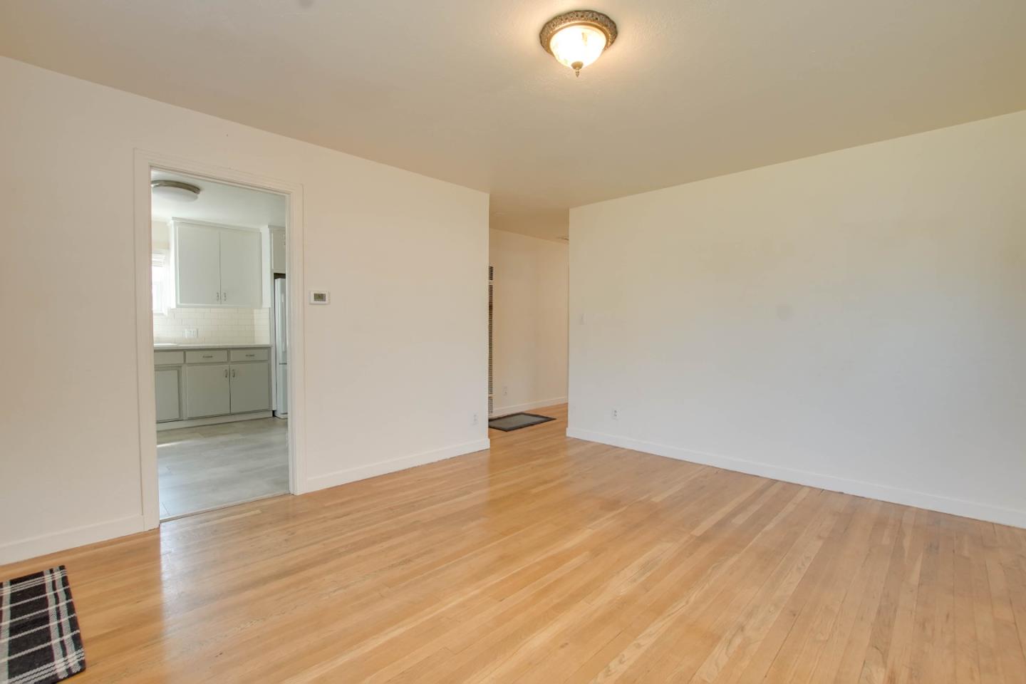 Detail Gallery Image 11 of 30 For 931 Hillcrest Rd, Hollister,  CA 95023 - 3 Beds | 1 Baths