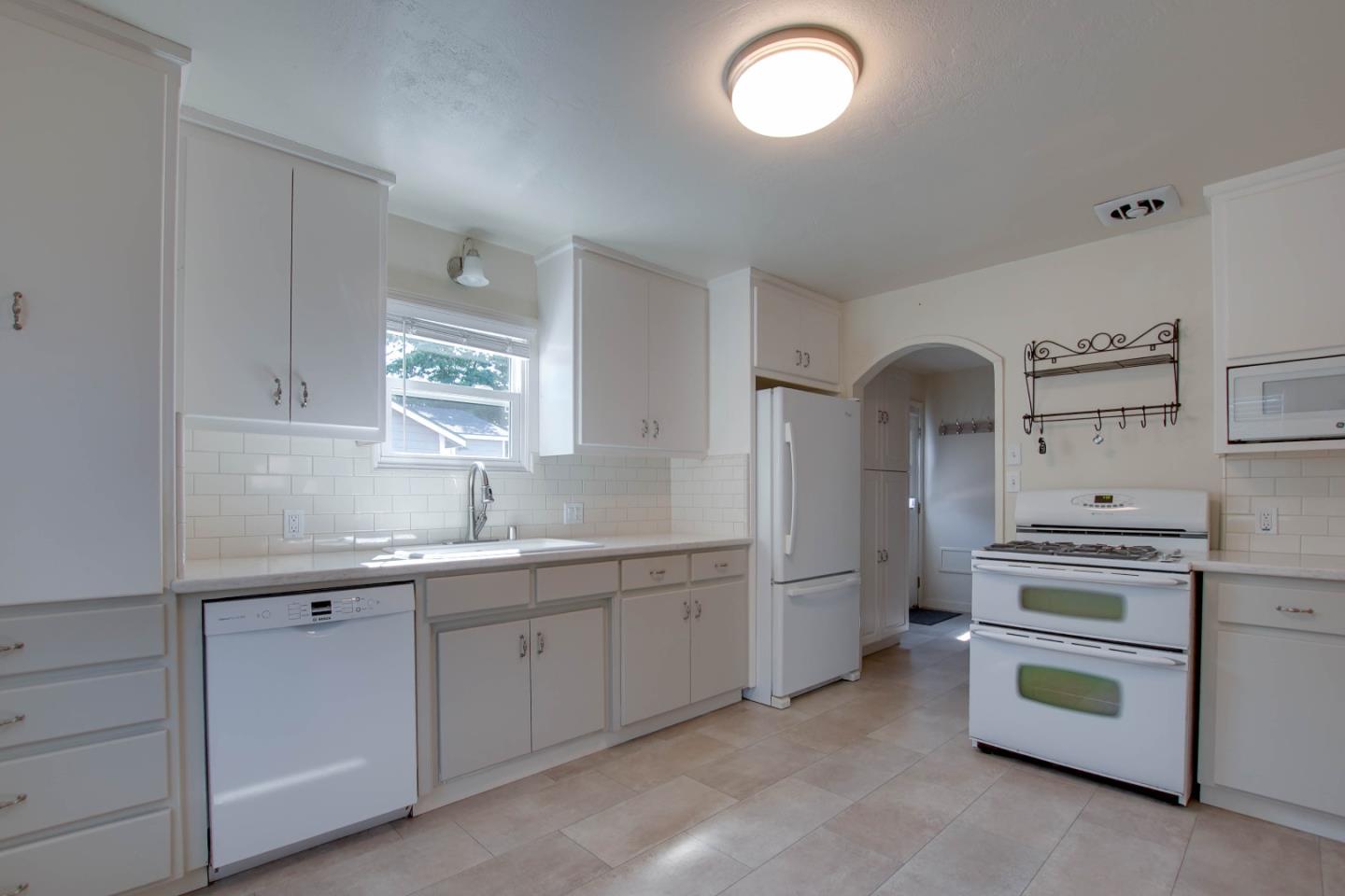 Detail Gallery Image 14 of 30 For 931 Hillcrest Rd, Hollister,  CA 95023 - 3 Beds | 1 Baths