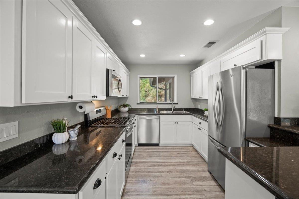 Detail Gallery Image 5 of 28 For 250 Middleton Dr, Boulder Creek,  CA 95006 - 4 Beds | 3 Baths