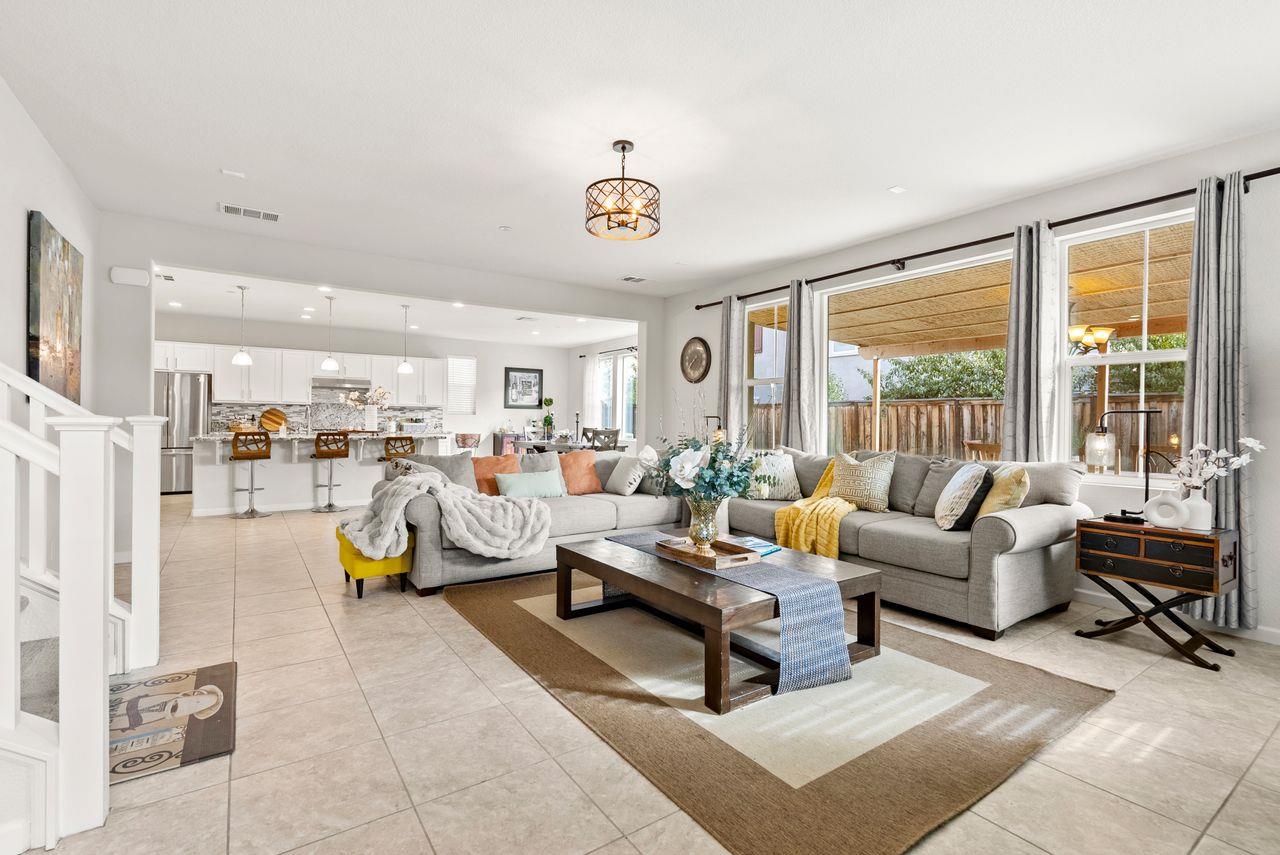 Detail Gallery Image 9 of 48 For 1070 S Atwood Ct, Mountain House,  CA 95391 - 5 Beds | 4/1 Baths