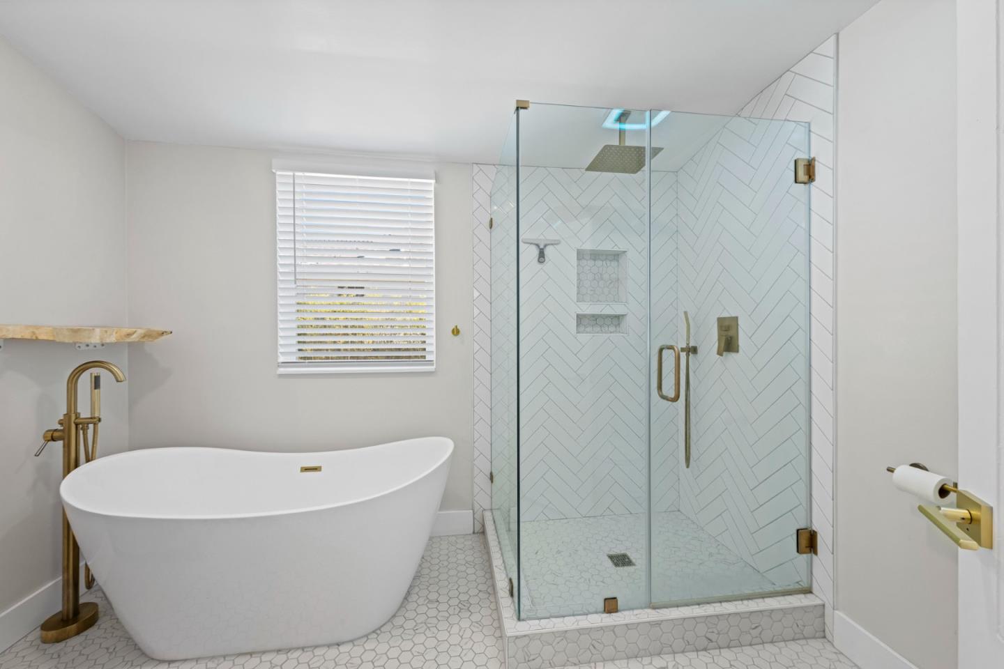 Detail Gallery Image 13 of 20 For 194 4th St, Gilroy,  CA 95020 - 4 Beds | 4 Baths