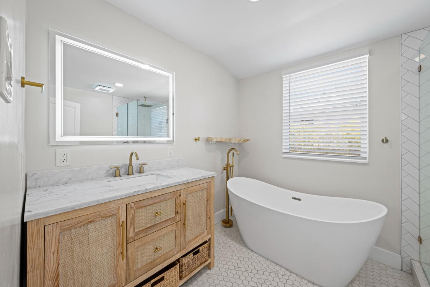 Detail Gallery Image 3 of 20 For 194 4th St, Gilroy,  CA 95020 - 4 Beds | 4 Baths